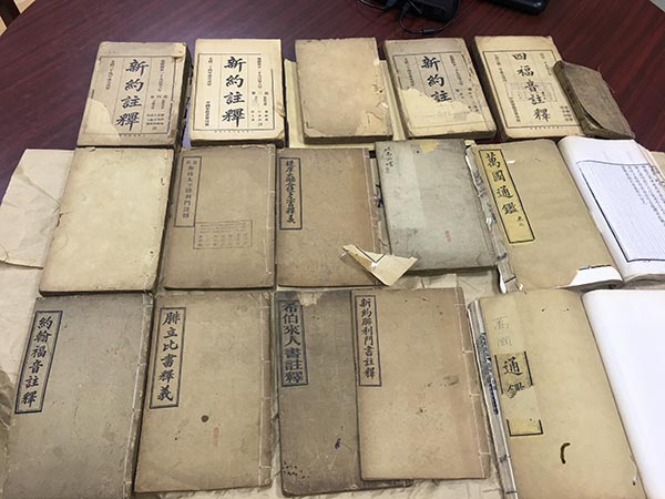 华东神学院校友为图书馆捐书 华东神学院校友为图书馆捐书